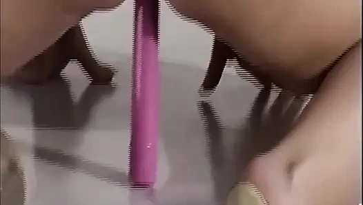 Sarışın ıslak olana kadar kalın pembe dildoya biniyor