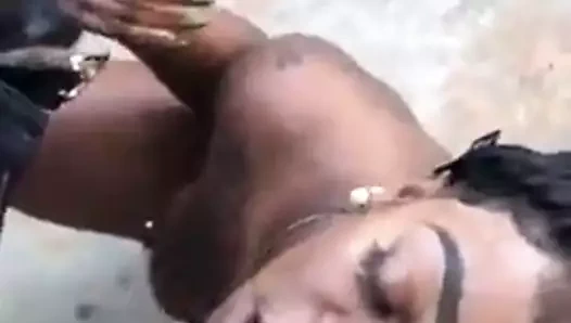 dövmeli özensiz toppy