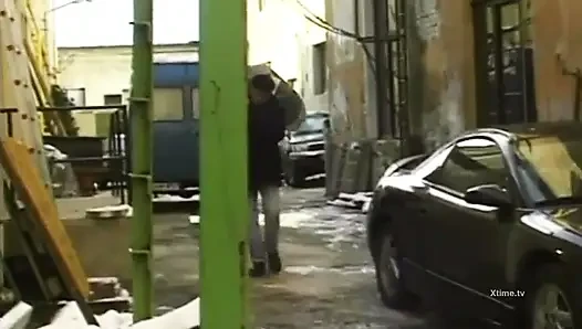 Siyah çoraplı seksi sarışın terzilik laboratuvarında grup seks yapıyor!