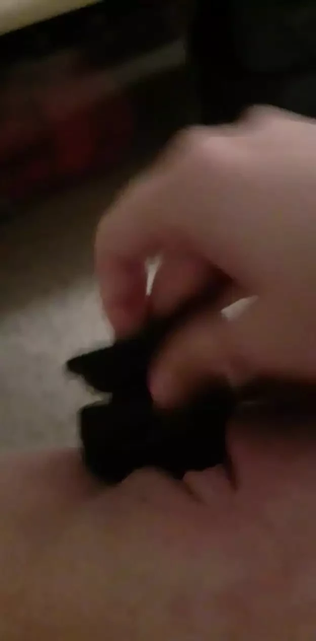 Тинка мастурбирует крупным планом