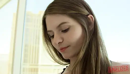 Analiz edildi - James Deen, sıkı küçük deliğini cezalandırmaya hevesli Alice March'ı ziyaret ediyor.