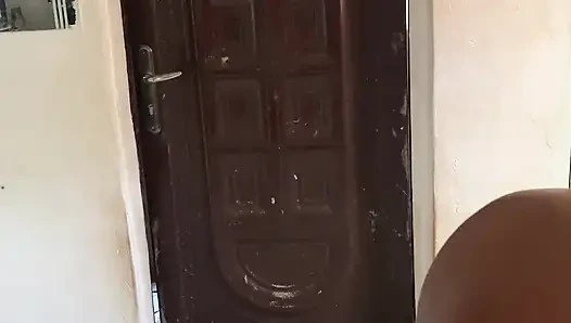 Doğal memeli 18 yaşındaki amatör genç kız sevgilisini seksle baştan çıkarıyor