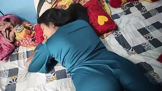 Ateşli seksi modern evli kadın erkek arkadaşı tarafından yatakta sikiliyor