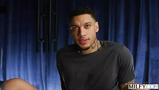 Orta yaşlı seksi kadın fit yoga orta yaşlı seksi kadın barbie üniversiteli delikanlıların sert yarağına biniyor