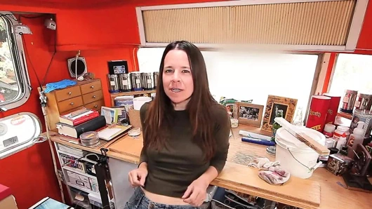 Koca filmler karısını sanat stüdyosunda başka bir adamdan emiyor