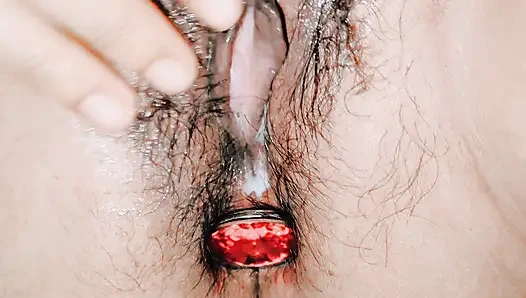 İlk kez göt tıkacı sokuyor ve sonra parmaklayarak orgazm oluyor.