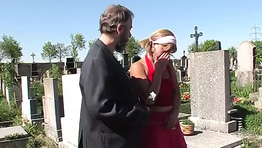 Yaşlılar bebekleri sikiyor - genç kaltak Eli yaşlı osuruk Pavel Terrier tarafından sikiliyor