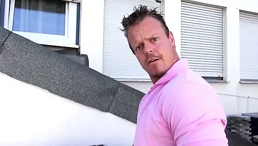 Güzel orta yaşlı seksi kadın büyük yaraklı adam tarafından baştan çıkarılıyor ve sert sikiliyor