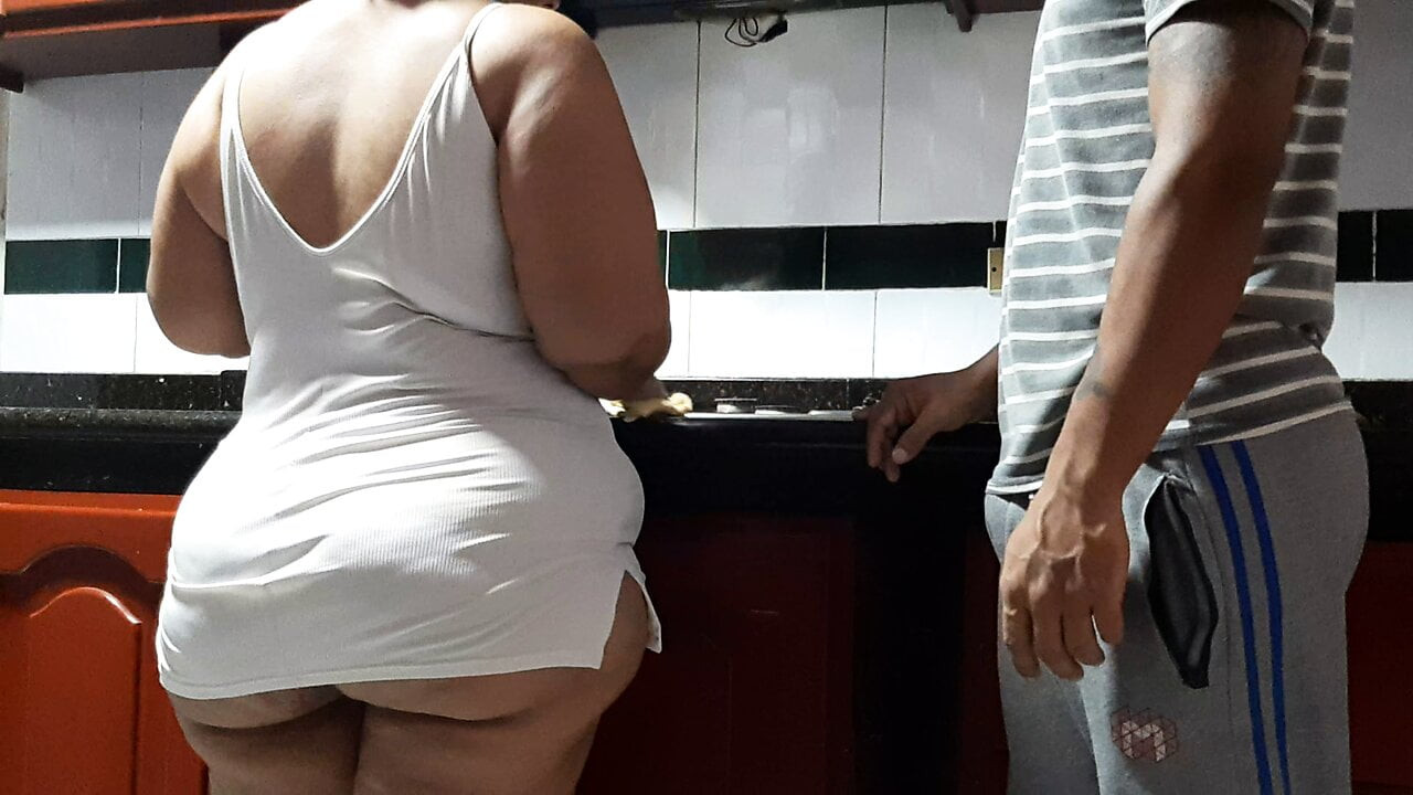 En iyi arkadaşımın annesini mutfakta külotsuz buldum