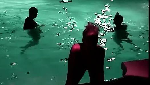 Azgın esmer bahar tatili partisinden sonra yaşlı bir adamla sikişmek için eve geliyor