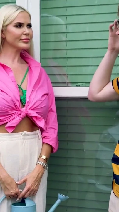 Bomba gibi orta yaşlı seksi kadın Elisa Bethann inek komşusunu beyinlerini sikiyor | Klip 1