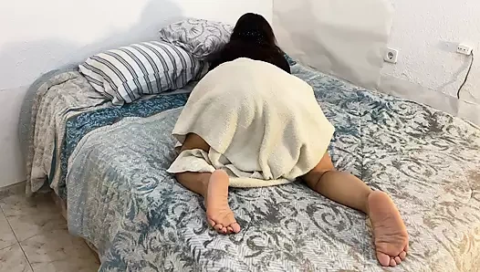 Üvey anne götünü kaldırdı ve üvey oğlu sonuna kadar sikiliyor!