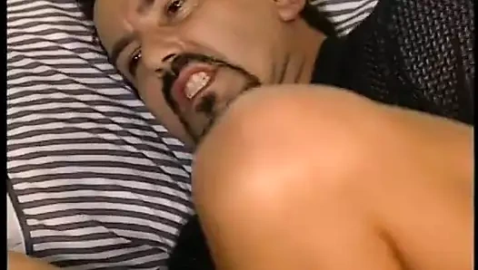 Sarışın güzel kadın götünü gerdirdikten sonra üzerine ateşli bir şekilde boşalıyor