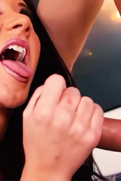 Jayden Jaymes наслаждается игрой с задницей