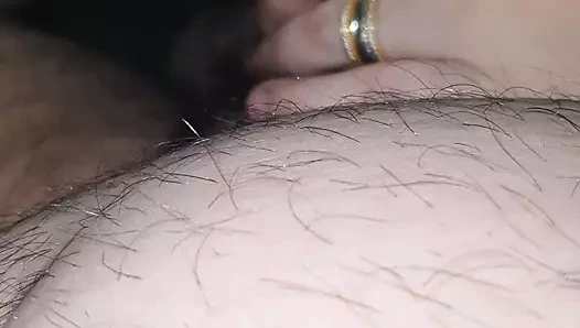 Kocası yemek alırken şehvetli üvey anne üvey oğlunun yarağıyla mastürbasyon yapıyor