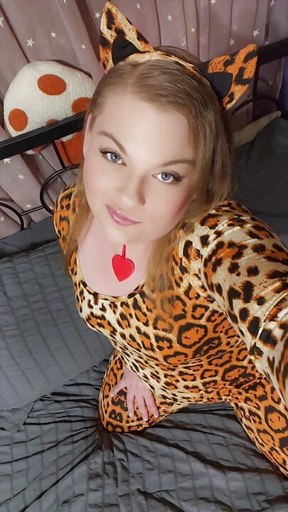 Tombul orta yaşlı seksi kadın Kitty kedi kıyafetiyle amını azdırıyor ve ovuyor