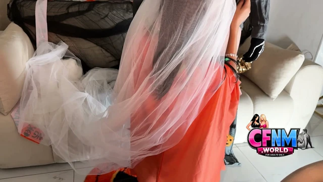 En ateşli zayıf orospu, Cadılar Gecesi'nde amatör bir adamla eğlenerek onu dövmeleri ve pullarıyla kenara çekip sinir ediyor.