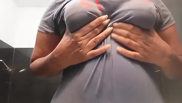 Ateşli ve baharatlı latin bebek Julia Bloom düzgün vücutlu vücudunu göstermek ve tatlı amcığıyla orgazm olmak için oynamak için soyunuyor