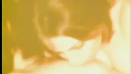 Lezbiyenler üçlü amcık yalıyor nostaljik amcık sikişi