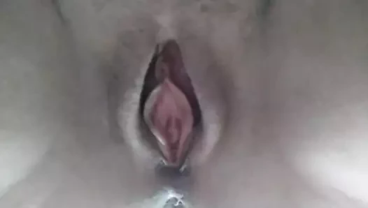 Üvey babam yan odadayken amcığımla oynuyorum