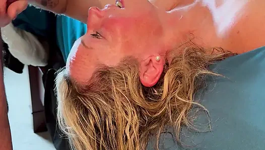 Hevesli döl sürtük evli kadın erkeğini emiyor ve sikiyor, güzel bir yüze boşalma alıyor