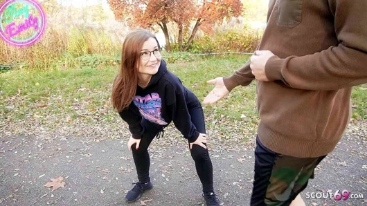 Minyon genç kız koşuda yakalandıktan sonra Alman amatör duşta dölleme sikişi