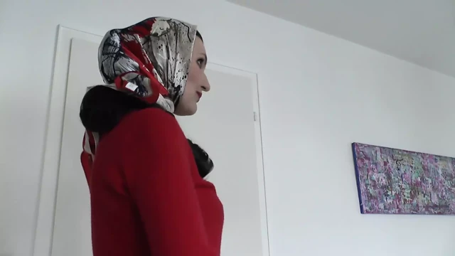 Lady Victoria Valente kırmızı kaşmir kaplumbağa yakalı kazak ile zarif saten başörtüsü gösterdi