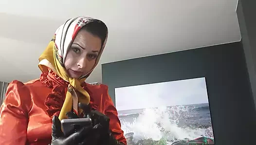 Çoraplı ve ipeksi başörtülü bir bayan