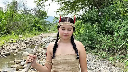 Ormanda kayboldum, yarak için çaresiz olan seksi bir Hintli kız buldum