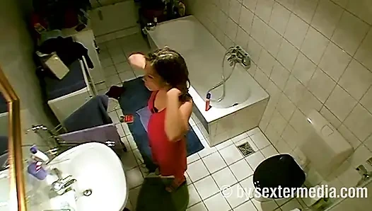 MILF Banyoda Kişisel Hijyen Yapıyor