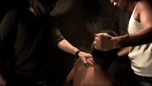 Yaşlı bir sapık tarafından aşağılanıyor ve sikiliyor | Barbarlar - bölüm 3