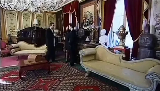 Ateşli sürtük küçük bir çifte oral seks için yaraklarını alıyor ve sonra çifte sikiliyor