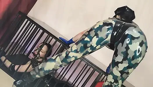 Lateks memur lateks mahkumu takma yarakla sikiyor