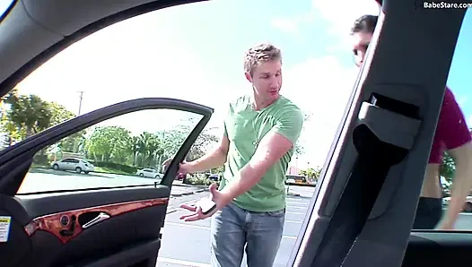 Büyük memeli kadın yüzüne boşalana kadar sikiliyor