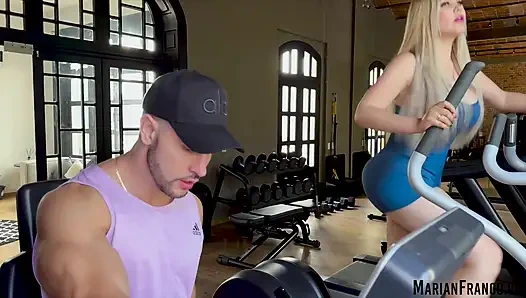 A dögös srác az edzőteremből végre rám lépett