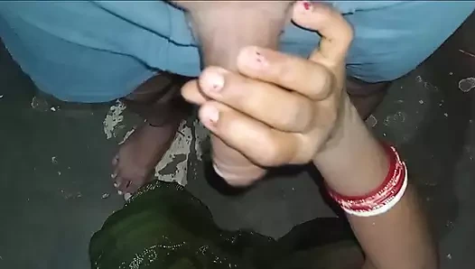 Kalın yarak üzerinde yatıyor ve eliyle yarağı sallıyor, sonra amını koy ve doldur