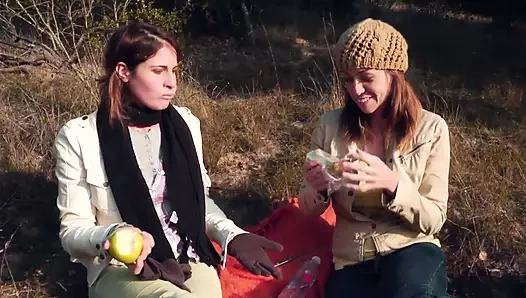 Kara Price ve Audrey Rose seks oyuncakları kullanan ateşli lezbiyenler