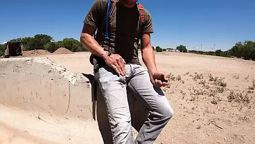 Prezervatif içinde vibratörle herkesin içinde boşalıyor