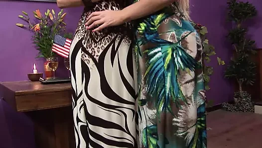 Busty lesbos cindy ve paige ashley kucak amcıkları ve otobüs oyuncakları