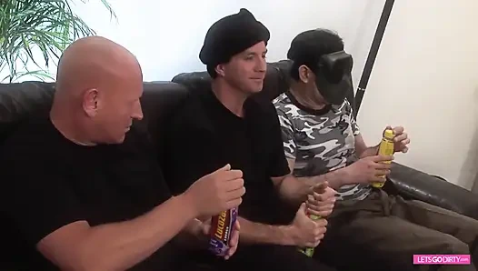 Çarpıcı hatunlar birkaç azgın adamla sikişiyor