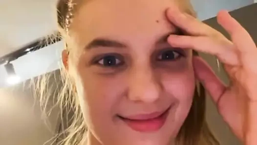 Büyük zenci yarağı sıkı amcığı sikiyor. Yakın çekim parmaklama