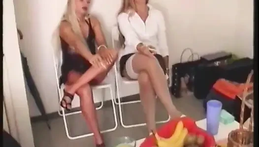 Kölesini soyunduruyor ve ayaklarını ve arkadaşının ayaklarını yalatıyor