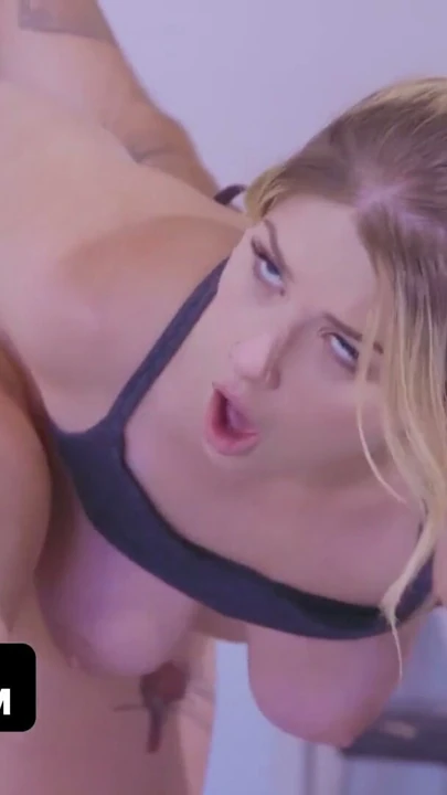 Tatlı Sarışın Riley Reign Vücudunu ve Amını Ultra Sıkı Tutmak İçin Egzersiz Yapmak İstiyor - TeamSkeet | Bölüm 2