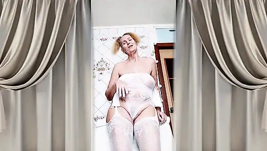 Ateşli ev hanımı Lukerya mutfakta açık şeffaf beyaz tulumla flört ediyor 2