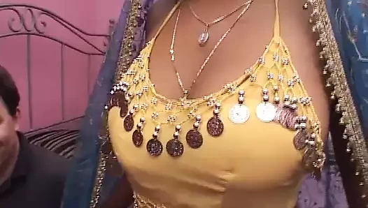 Güzel priya büyük bir yarağa biniyor