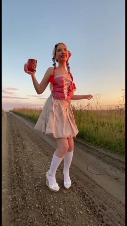 Seksi genç Elza Kom Oktoberfest dansı yapıyor | Bölüm 1