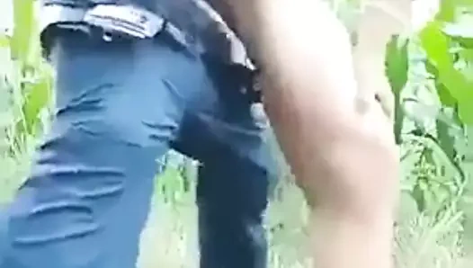 Indian Desi girl ki khet me tang utha kar chudai ki