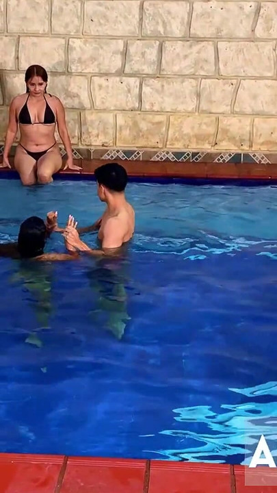 YÜZME KOÇU ILK DERSTEN SONRA EMMA ANTURIN VE KATHY LEE'YI GÖTTEN SIKIYOR. | Klip 1