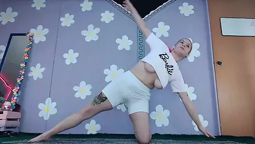 Sevimli orta yaşlı seksi kadın yoga yapıyor ve büyük göğüslerini gösteriyor