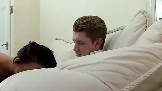 Seksi hatun Carla Mai ve Archie Hunth püskürtülerek sikiliyor